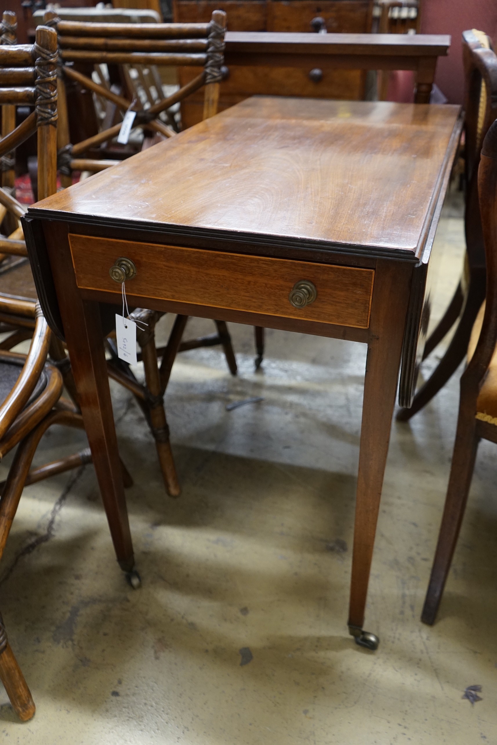 A George III mahogany Pembroke table, width 86cm, depth 50cm, height 72cm